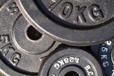 Personal trainer indiano tenta aumentar o pênis e fica com órgão preso em anilha