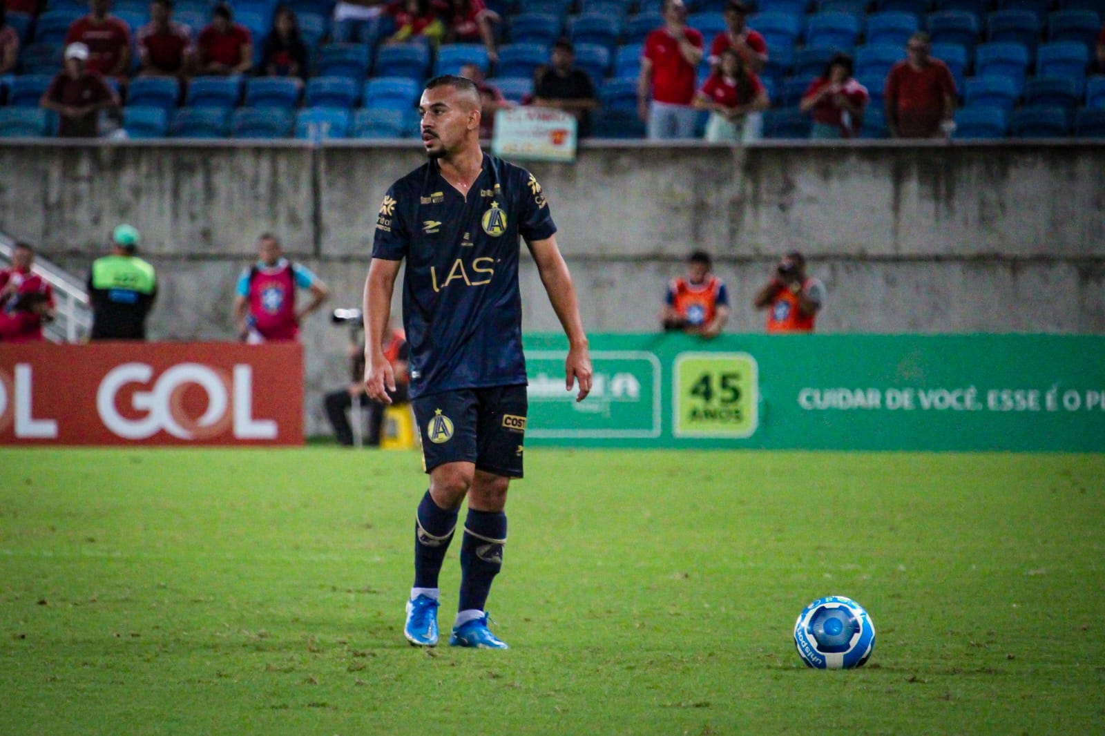 Lateral-esquerdo em ação pela Aparecidense em disputa da Série C. Divulgação Aparecidense