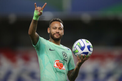 Neymar com a bola na mão durante treino