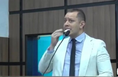 Paraíba: Vereador come papel com Lei Orgânica na Câmara "É melhor comer, pelo menos está servindo para alguma coisa", disse Josmá Oliveira