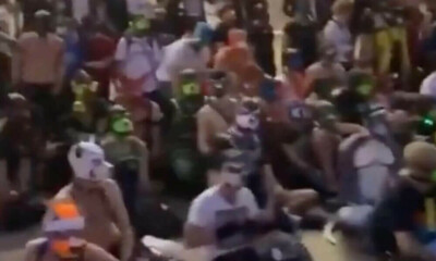 Pessoas que 'se identificam como cães' uivam durante protesto por direitos em Berlim; vídeo Gravações do encontro mostram as pessoas latindo