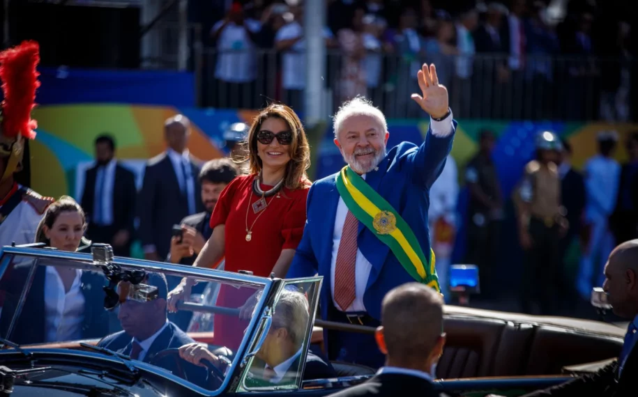 O presidente Lula, ao lado da primeira-dama, Janja, acena para o pblico ao desfilar em carro aberto durante a celebrao do Dia da Independncia em Braslia  Foto: Brenno Carvalho / Agncia O Globo