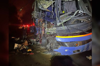 Ônibus destruído após acidente na BR-020 (Foto: Corpo de Bombeiros)