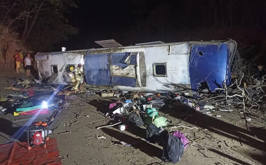 Duas pessoas morrem e 34 ficam feridas em tombamento de ônibus em MG