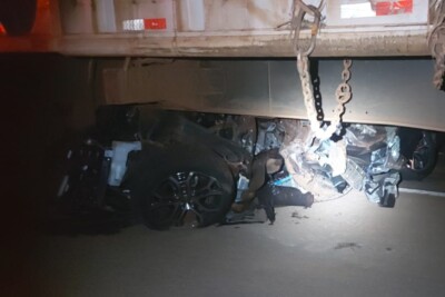 Carro vai para debaixo de carreta em acidente na BR-153 e dois homens morrem