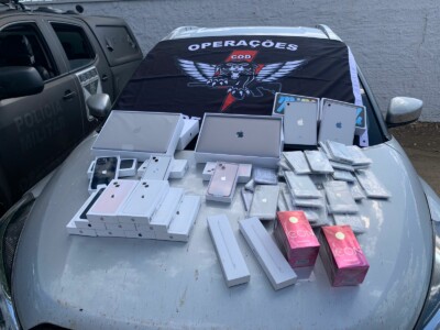 Ao todo, a carga valia cerca de R$ 400 mil reais PF apreende mais de 50 iPhones escondidos em forro de carro vindos do Paraguai