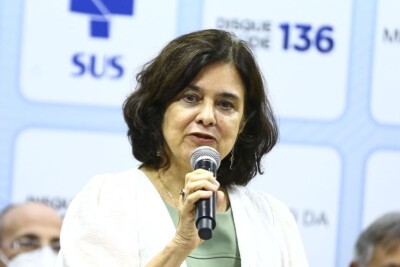 Deputado goiano recebe ministra da Saúde em audiência sobre atualizações de leis sobre a Covid