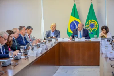 Presidente em exercício, Geraldo Alckmin, durante reunião para discutir crise no RS — Foto: Cadu Gomes / VPR