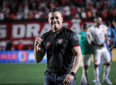 Jair Ventura comemorando vitória do Atlético Goianiense