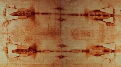 Jesus: Inteligência artificial revela como é o rosto que aparece no Santo Sudário Pano de 4,2 metros, guardado em Turim, é cercado de fé e ceticismo