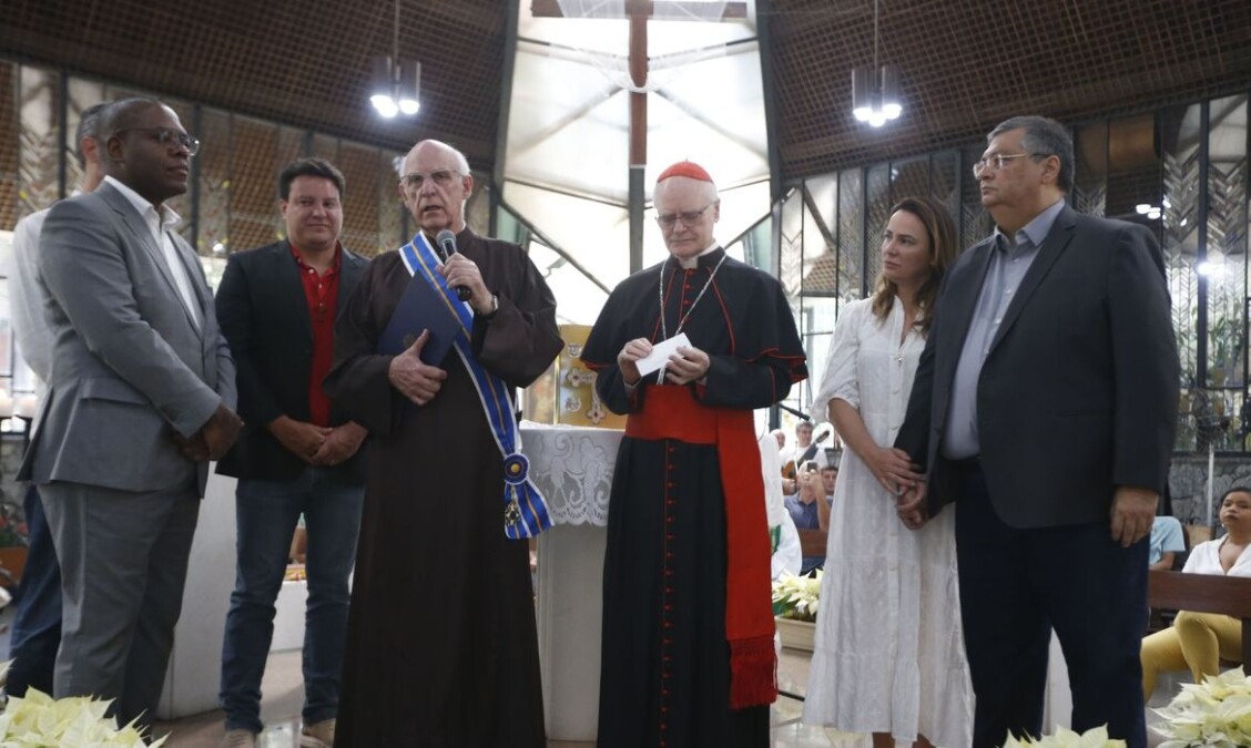 Padre Júlio Lancellotti recebe medalha da Ordem do Mérito Pároco atua em defesa dos desprotegidos há 40 anos