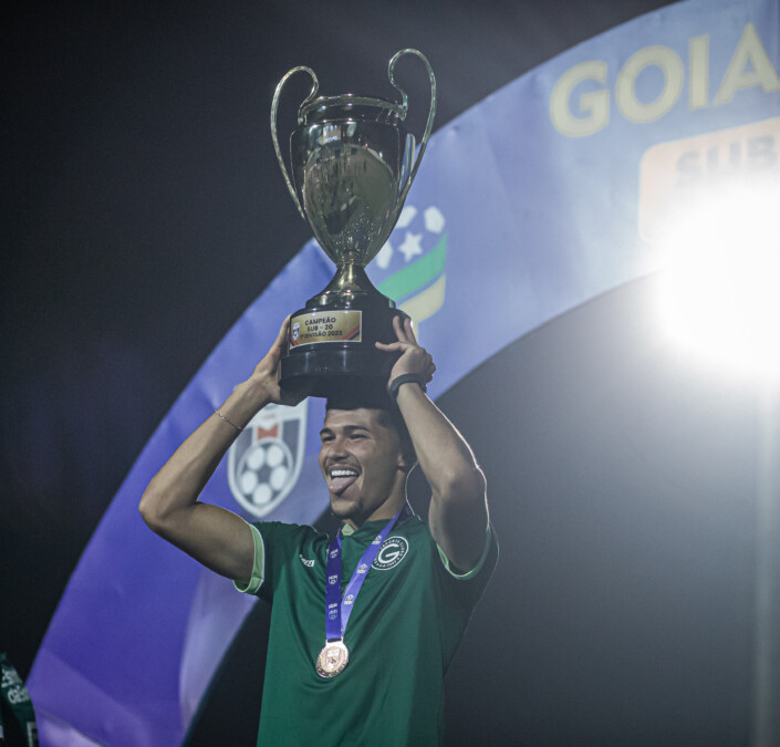 Nolasco com a taça do Campeonato Goiano Sub-20 de 2023