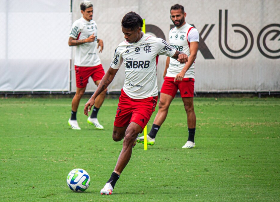 Bruno Henrique durante treinamento no CT do Flamengo