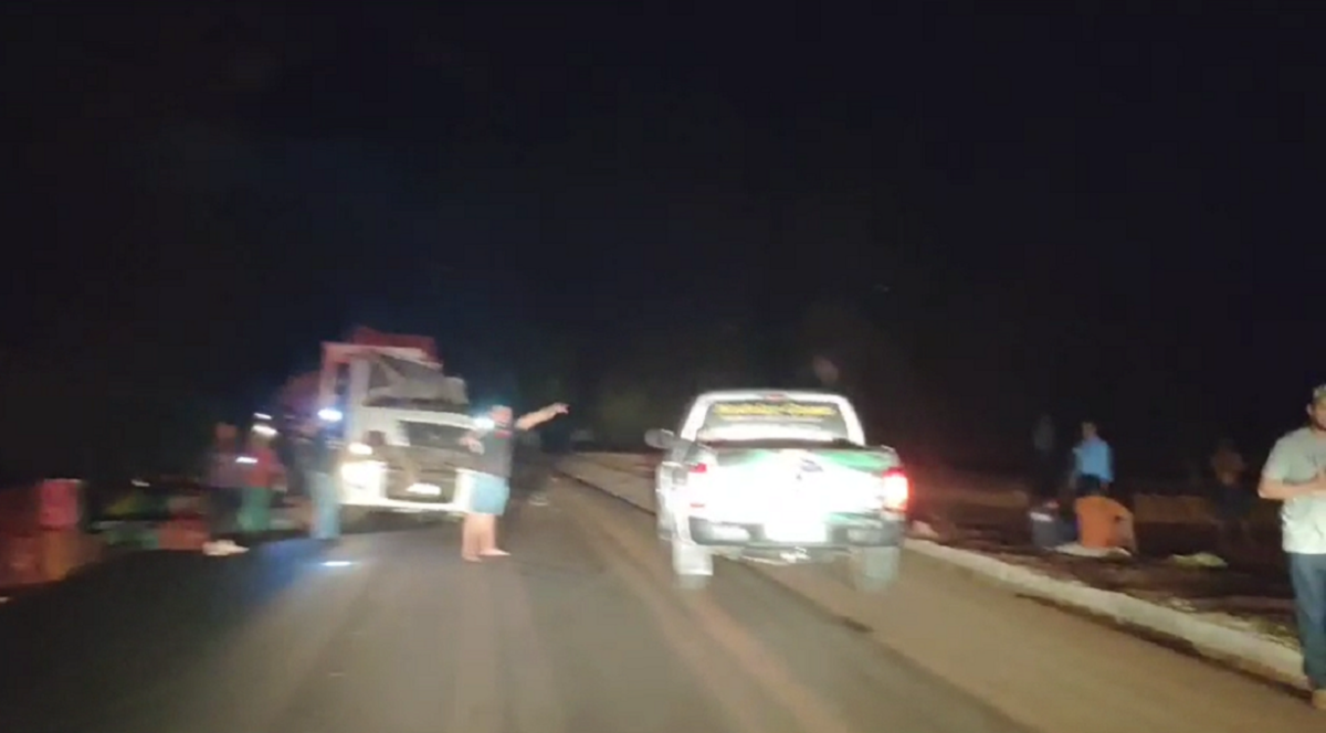 Acidente entre ônibus e caminhão
