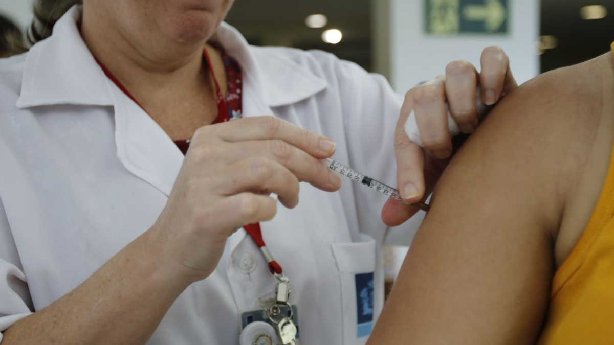 Goiás amplia exigência de certificado de vacinas nas escolas para alunos de até 18 anos