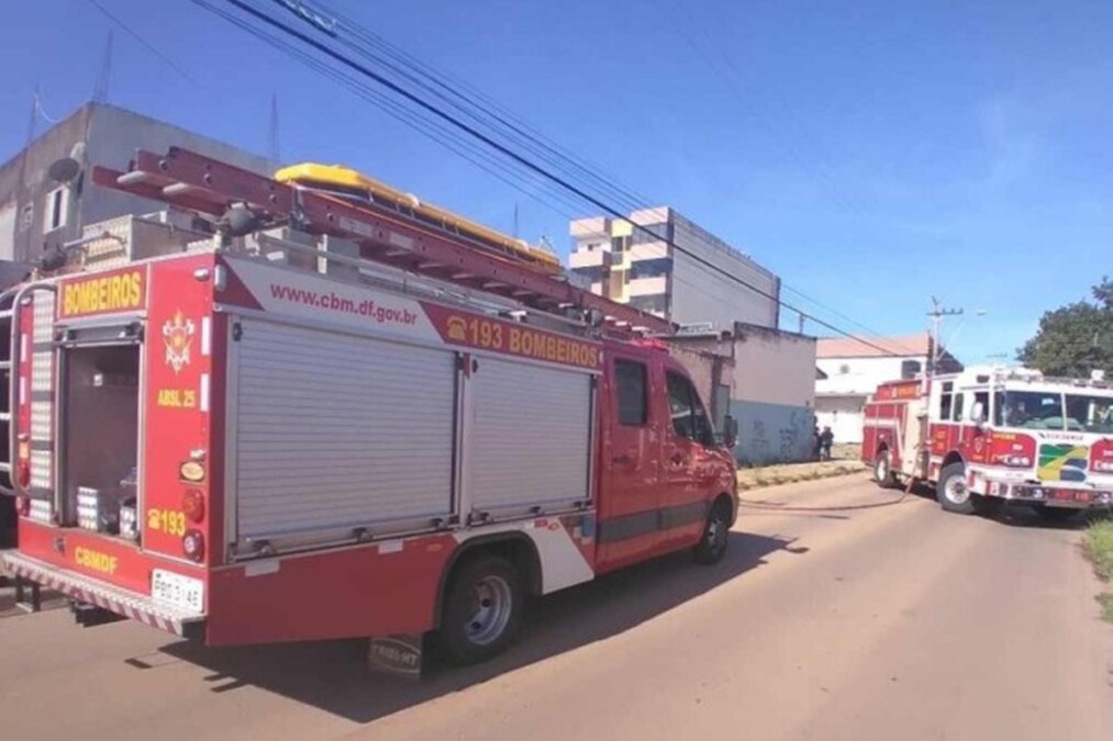 Incêndio atinge lojas e destrói 15 carros em Taguatinga, no DF