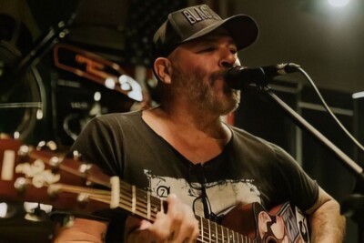 Ainda na UTI, baixista Mingau responde pela primeira vez