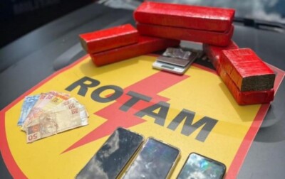 Na última sexta-feira (8) uma equipe da Rotam prendeu três suspeitos de tráfico de drogas durante patrulhamento pelo Setor Veiga Jardim, em Aparecida de Goiânia. Com os indivíduos, a polícia apreendeu seis peças de maconha, R$ 196 reais em espécie, uma balança de precisão e três aparelho celulares. Os suspeitos e todo material apreendido foram encaminhados para a Delegacia de Polícia Civil.