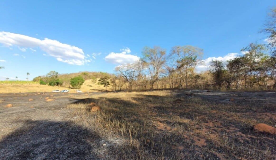 Incêndio em terreno baldio de Ouro Verde