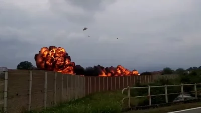 Avião acrobático cai durante a decolagem e atinge um carro em Turim, na Itália — Foto: Reprodução/Redes sociais