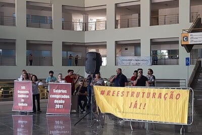 Músicos da Orquestra Sinfônica de Goiânia fazem ato no paço por reestruturação da carreira