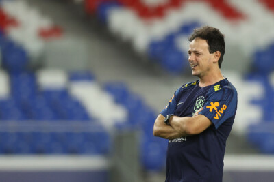 Fernando Diniz sorrindo no treino da seleção