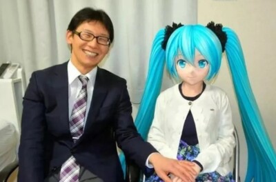 Japonês que 'se casou' com holograma afirma que nunca traiu fictossexualidade Akihiko Kondo e Hatsune Miku estão casados desde 2018