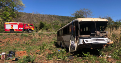 Ônibus de viagem acidentado às margens da rodovia (Foto: Bombeiros)