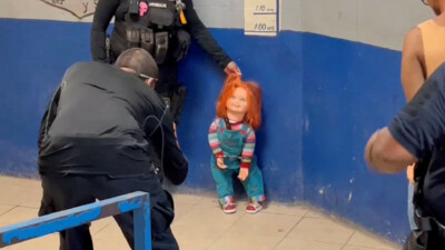 Polícia prende boneco Chucky Polícia mexicana prende boneco Chucky suspeito de envolvimento em assaltos O dono e o boneco foram acusados ​​de perturbar a paz