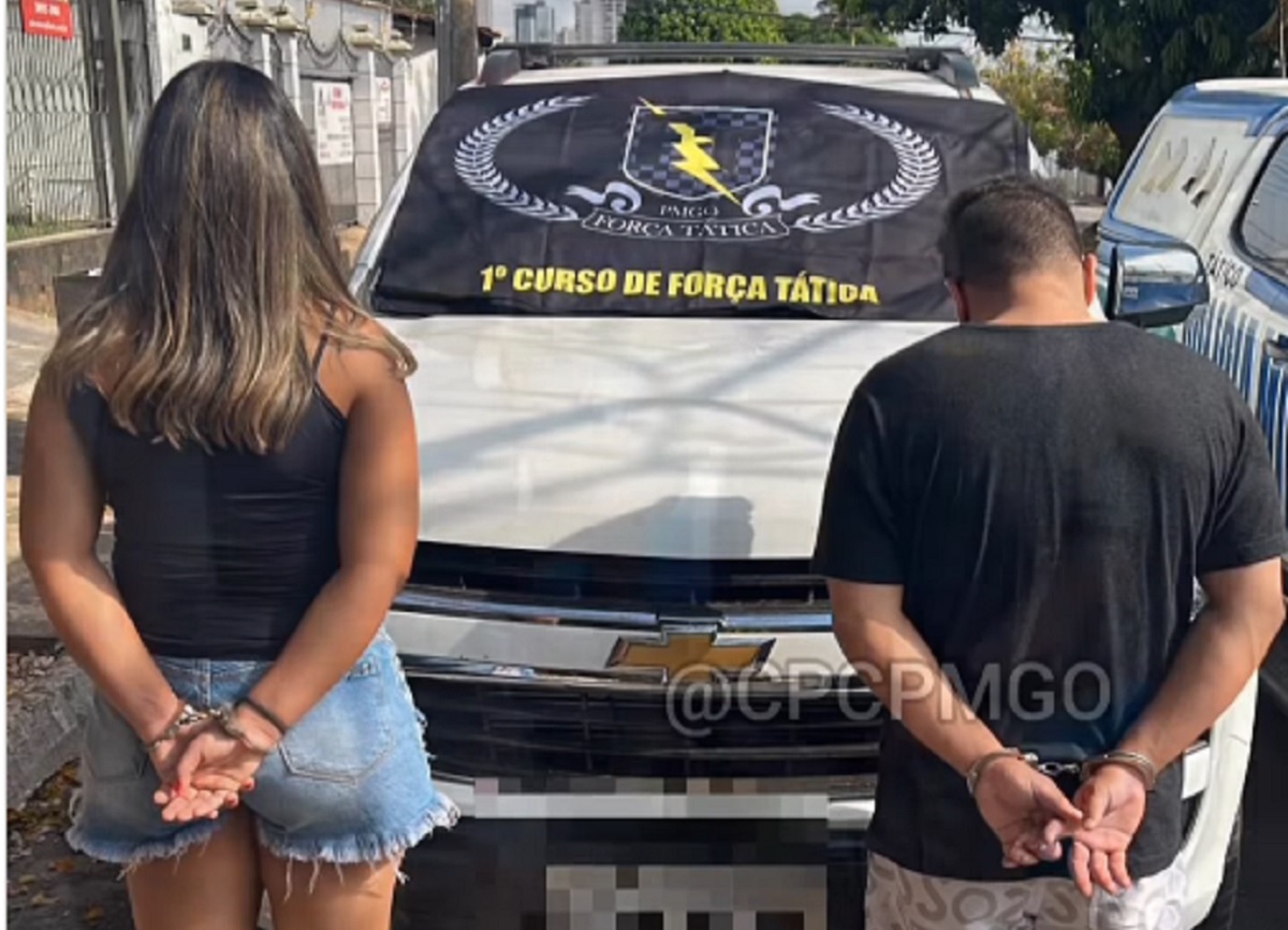 Dupla foi presa em Goiânia após PM recuperar caminhonete roubada (Foto: Reprodução/PM)