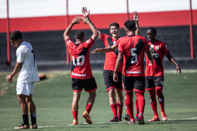 Jogadores do Atlético Goianiense comemorando os gols marcados