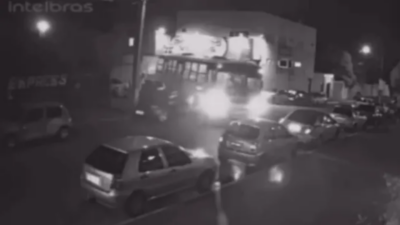 Homem furta ônibus em terminal e bate contra carros estacionados em Aparecida