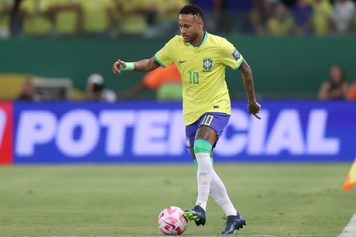 Neymar é atingido por pipocas após empate entre Brasil e Venezuela