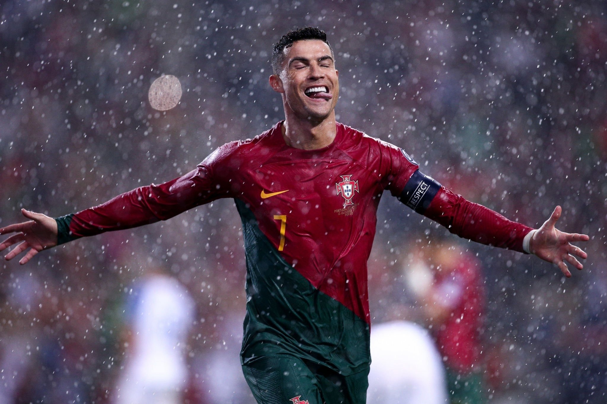 Cristiano Ronaldo brilha, e Portugal vence Eslováquia em jogo agitado