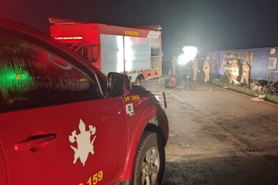 Sobe para 6 o número de mortos em acidente com ônibus de turismo clandestino no DF