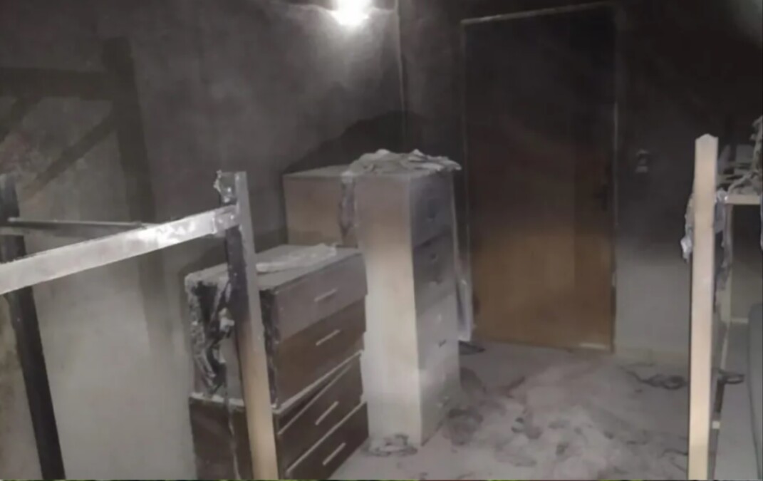 Quarto da clínica queimado por interno