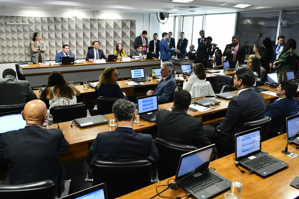 CPI dos atos golpistas aprova relatório que indicia Bolsonaro e três goianos