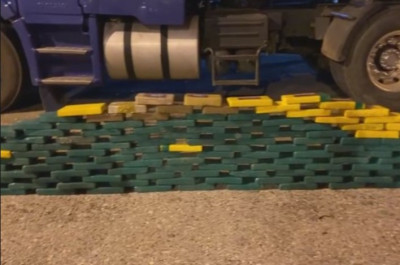 Droga apreendida pela PRF e pelos policiais militares (Foto: Reprodução)