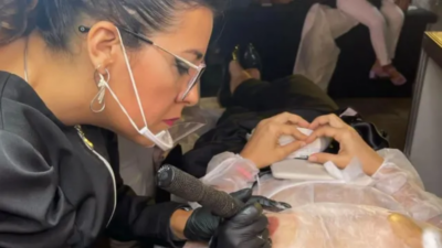 Tatuadora oferece reconstrução gratuita de aréolas para mulheres que tiveram câncer de mama, em Goiânia