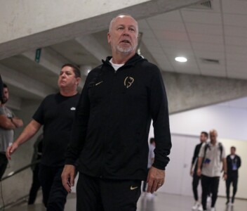 Treinador Mano Menezes na Arena Castelão