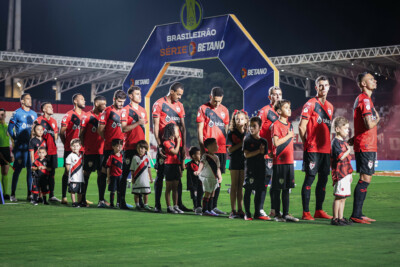 Elenco perfilado antes do início do jogo contra Ituano