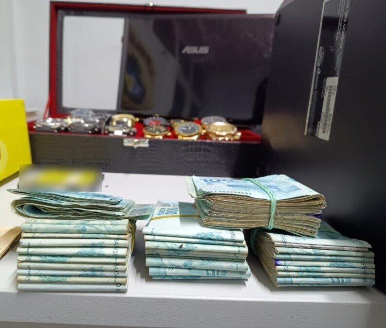 Dinheiro e objetos recuperados pela polícia