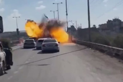 Momento exato do bombardeio de uma estrada em Gaza (Foto: Reprodução)