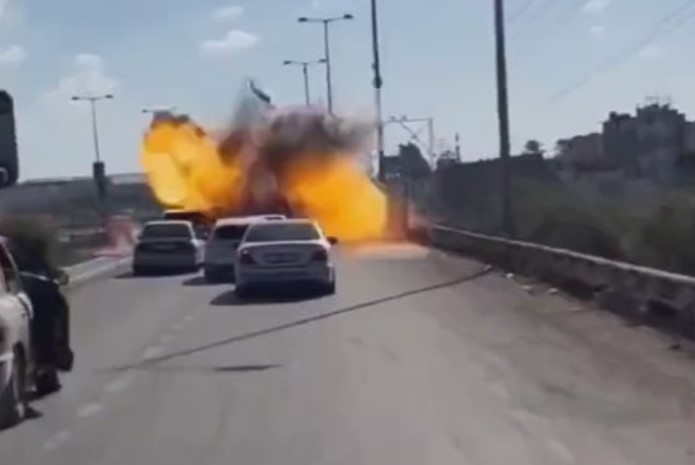 Momento exato do bombardeio de uma estrada em Gaza (Foto: Reprodução)