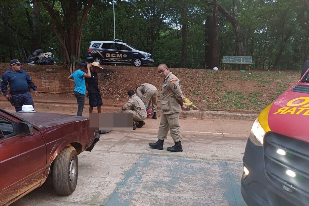 Idoso morre atropleado pela filha ao dormir debaixo do carro, em Goiânia