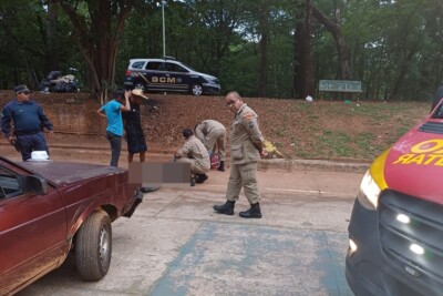 Idoso morre atropleado pela filha ao dormir debaixo do carro, em Goiânia