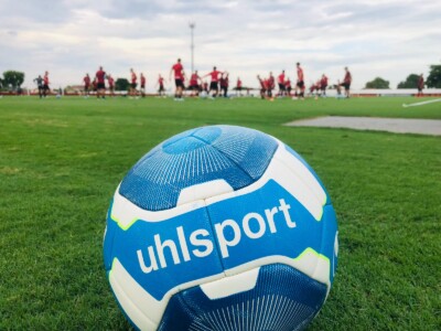 Bola da Série B com os jogadores do Atlético-GO treinando