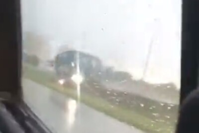 Ônibus de turismo clandestino capota na BR-070, no DF, após tentar fugir de fiscais e 5 morrem