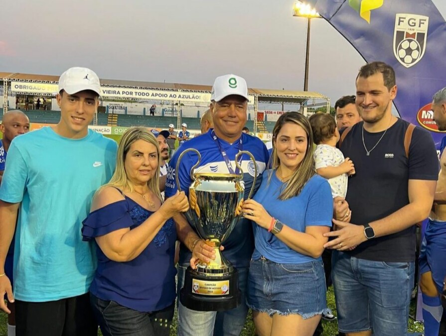 Treinador Marcio Goiano com a família e troféu