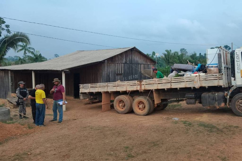 Caminhão do Incra (Instituto Nacional da Reforma Agrária) retira a mudança de moradores ilegais da Terra Indígena Apyterewa que aceitam deixar o território de forma voluntária - Comunicação Operação Tiatb (Terras indígenas Apyterewa e Trincheira Bacana) -12.out.2023/Divulgação